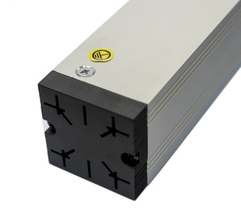 Hyperline SHZ19-8SH-S-2.5EU Блок розеток для 19" шкафов, горизонтальный, 8 розеток Schuko, выключатель с подсветкой, кабель питания 2.5м (3х1.5мм2) с вилкой Schuko 16A, 250В, 482.6x44.4x44.4мм (ШхГхВ), корпус алюминий