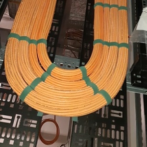 Hyperline CDV-150x9-22U-RAL9005 Перфорированный вертикальный кабельный органайзер-лоток 150х9 мм, высотой 979 мм, для шкафа высотой 22U, черный