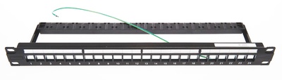 Экранированная коммутационная панель с клеммой заземления, 1RU, 24 порта E-серии, с пластиковой кабельной поддержкой, цвет: чёрный
